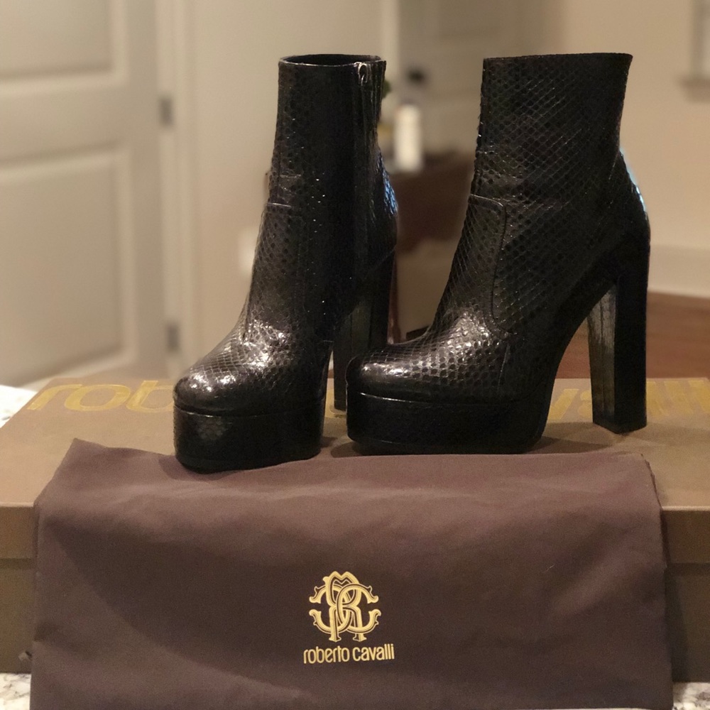 GORGEOUS never worn Roberto Cavalli ankle booties!
